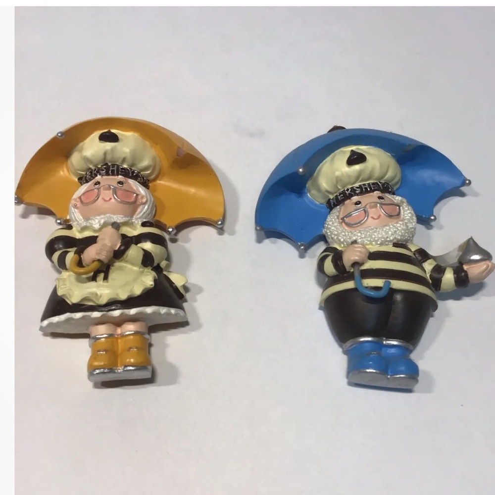 Mr. & Mrs. Hershey’s Chocolate World Magnetic Figurine Under Umbrella.